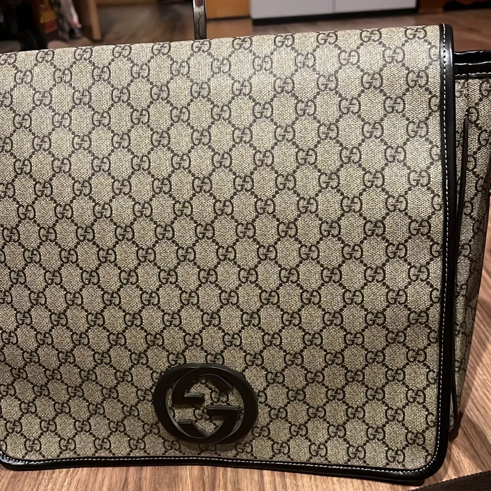 A407- 💯 % authentic Gucci crossbody bag - Picture 5 of 16